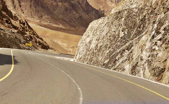 Sports car race through desert, the run to yas, abu dhabi, therunto.com